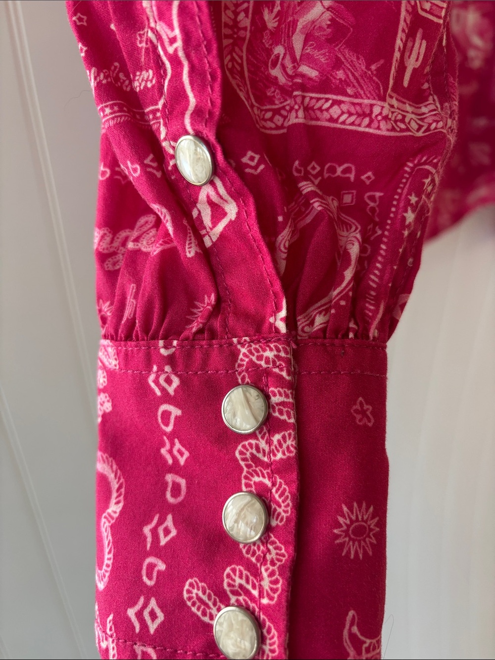 Wrangler X Barbie™ Western Balloon Sleeve Printed Blouse in Pink Bandana XS - Picture 5 of 5